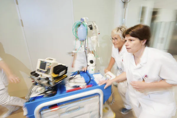 Hospital Geriátrico Enfermeras Corriendo Por Sala Hospital Geriátrico Con Carro — Foto de Stock