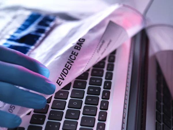 Indagine forense del computer lap top — Foto stock