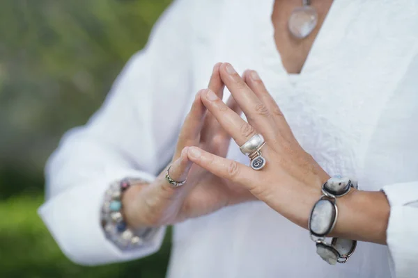 Cierre de las manos de la mujer que equilibran energía y curación con meditación. - foto de stock