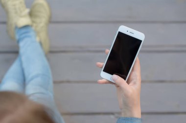 el ahşap dışında Smartphone kullanarak kadın