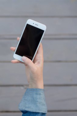 el ahşap dışında Smartphone kullanarak kadın