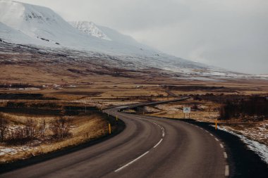 dağlar ve köyleri arasındaki virajlı yol