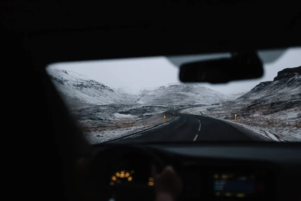 Közúti és a havas hegyek, Izland — Stock Fotó