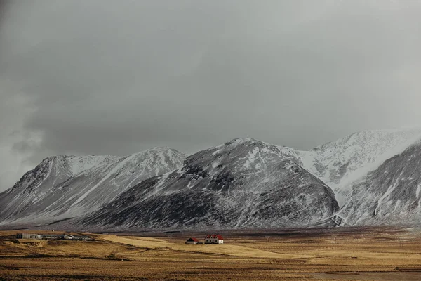 küçük köy ve dağlar altında virajlı yollar