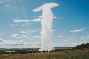 Bir grup insan Geysir Strokkur arıyorsunuz