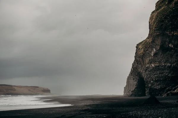 Playa de basalto de arena negra y acantilados — Foto de Stock