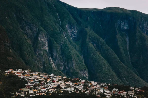 Hegyi Norvégiában falu — Stock Fotó