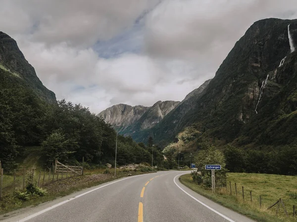 Curvy road between mountains — Stock Photo, Image
