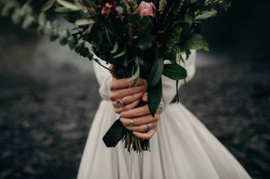 gelin düğün buket çiçegi holding