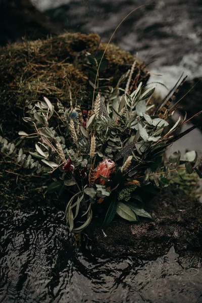 Свадебный букет из диких цветов в стиле бохо — стоковое фото