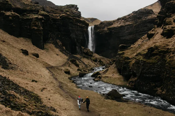 Couple marié marchant sur le sentier dans les montagnes — Photo