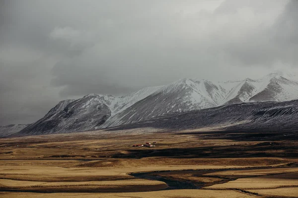 Petit village et routes sinueuses sous les montagnes — Photo