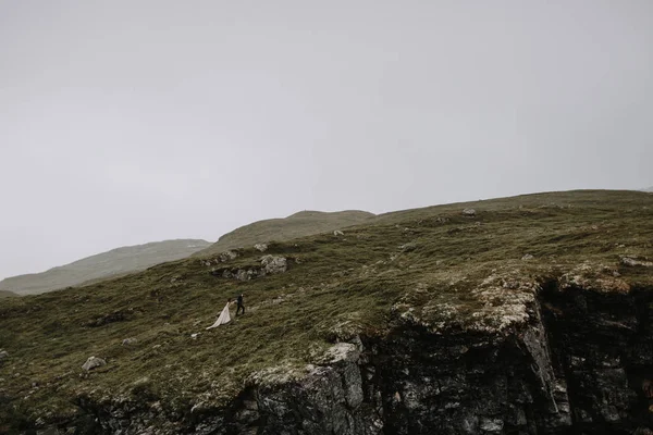 Couple marié marchant sur le sentier dans les montagnes du nord — Photo