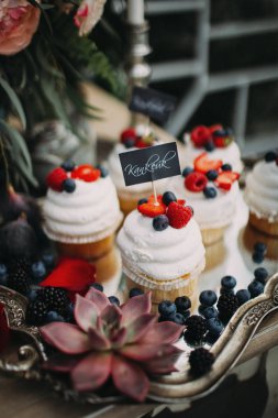 vintage tepsi çiçek süslemeleri ile cupcakes