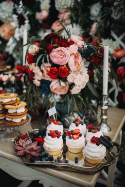 vintage tepsi çiçek süslemeleri ile cupcakes