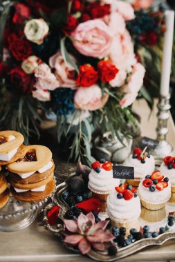 vintage tepsi çiçek süslemeleri ile cupcakes