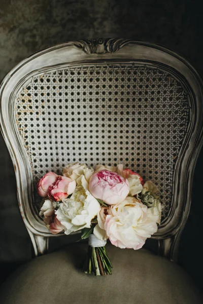 Свадебный букет пионов — стоковое фото