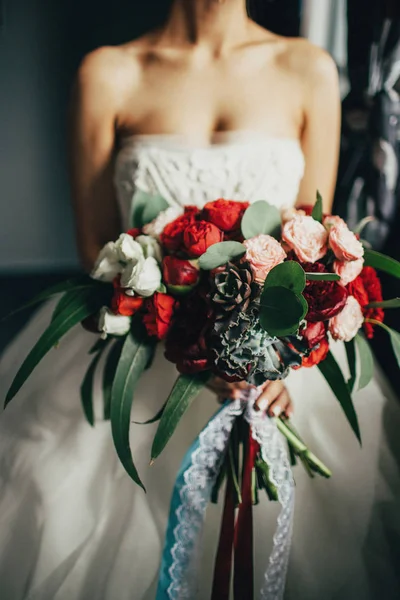 Braut hält Hochzeit Boho-Stil Blumenstrauß — Stockfoto