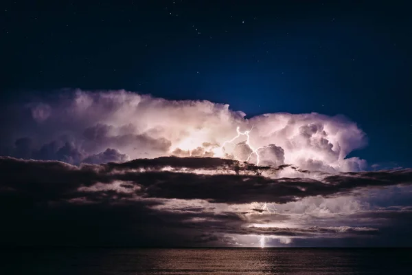 Nuvens trovoadas na praia — Fotografia de Stock