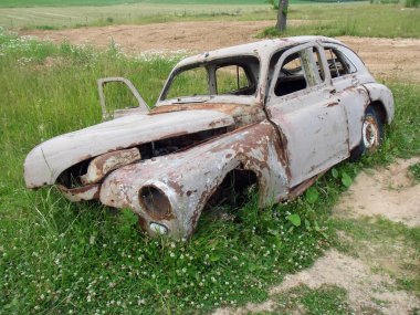eski yıkık araba