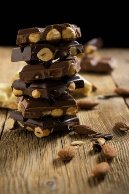 Beyaz ve siyah ile fındık çikolata bir slayt