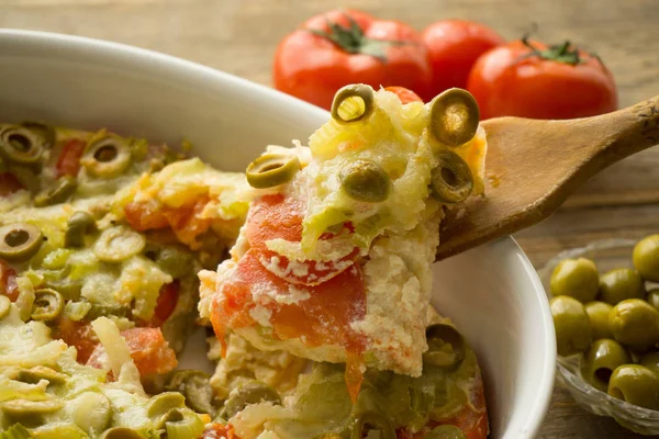 Warzywo Zapiekanka Pomidorami Oliwkami Zasadzie Chleb — Zdjęcie stockowe