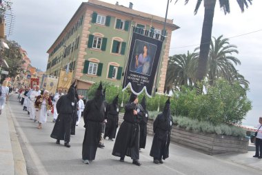 Katolik Hıristiyan inancının bir alay ile şehir Festivali. Her kardeşlik el ile akıllıca altınla süslenmiş çarmıha gerilmiş İsa'nın büyük ahşap işleri taşır.