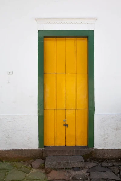 Calle y antiguas casas coloniales portuguesas en el centro histórico i — Foto de Stock