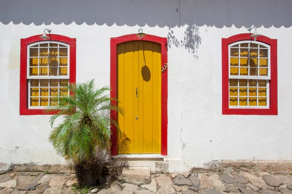 Calle y antiguas casas coloniales portuguesas en el centro histórico i —  Fotos de Stock