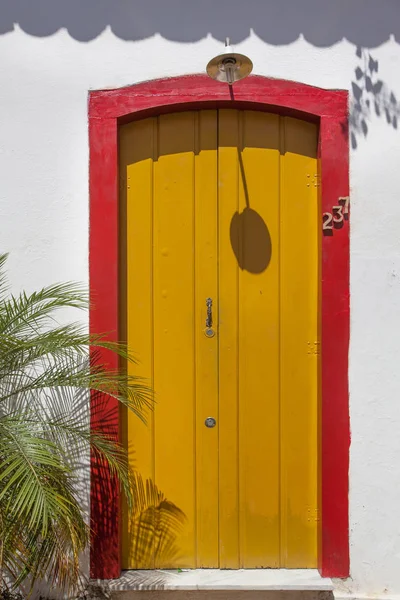 Calle y antiguas casas coloniales portuguesas en el centro histórico i — Foto de Stock