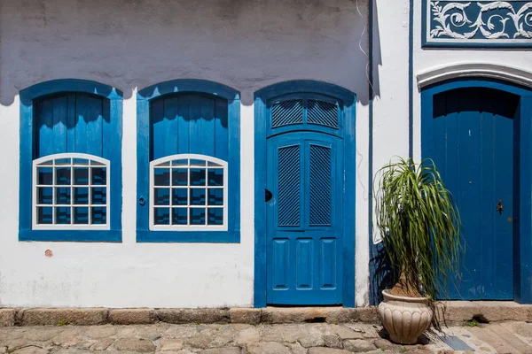 Calle y antiguas casas coloniales portuguesas en el centro histórico i —  Fotos de Stock