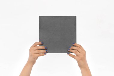 Kitap Holding eller sayfası üzerinde beyaz izole.