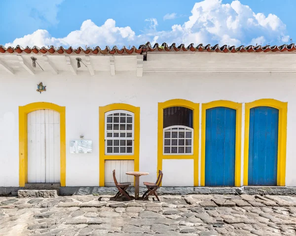 Calle y antiguas casas coloniales portuguesas en el centro histórico i — Foto de Stock