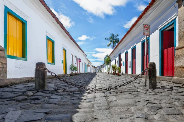 Straße und alte portugiesische Kolonialhäuser in der historischen Innenstadt — Stockfoto