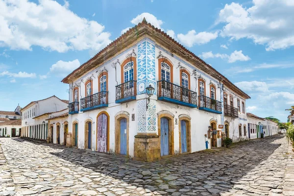Straße und alte portugiesische Kolonialhäuser in der historischen Innenstadt — Stockfoto