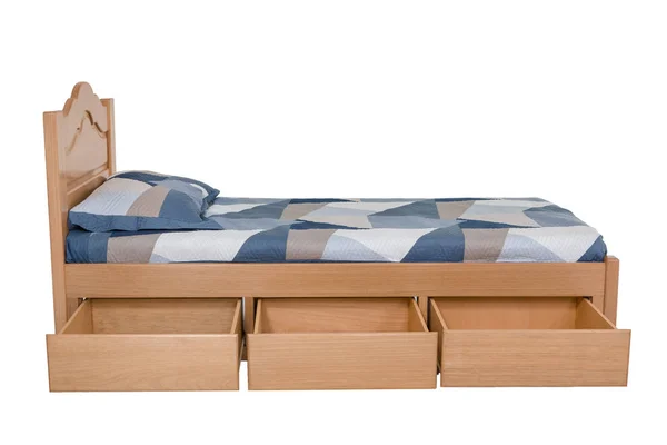 Деревянная кровать изолирована на белом — стоковое фото