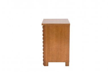 Tahta sandık beyaz üzerine izole edilmiş.