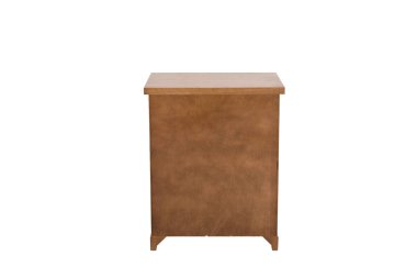 Tahta sandık beyaz üzerine izole edilmiş.