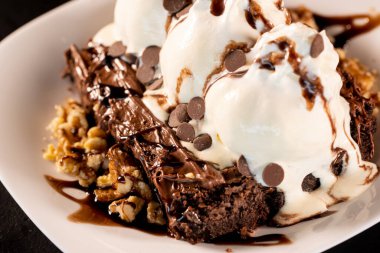 Vanilyalı çikolatalı Brownie.