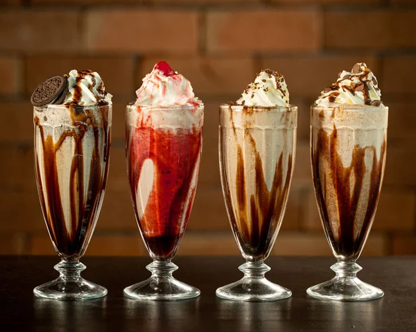 Lekkere Milkshake Glas Zwarte Achtergrond — Stockfoto