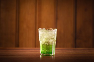 Ahşap arka planda yeşil alkolol kokteyli
