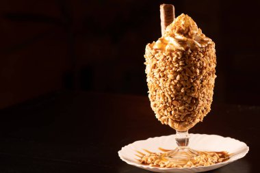 Siyah arka planda bardakta lezzetli bir milkshake.