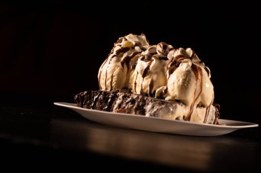 Vanilyalı çikolatalı Brownie.
