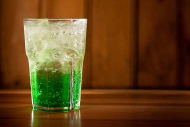 Ahşap arka planda yeşil alkolol kokteyli