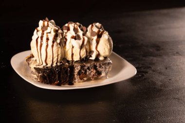 Vanilyalı çikolatalı Brownie.