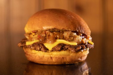 Ahşap arka planda servis edilen taze ev yapımı hamburger.