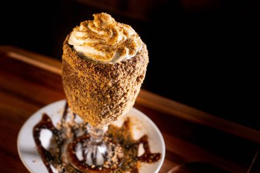 Ahşap arka planda bardakta lezzetli bir milkshake.