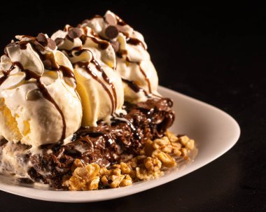 Vanilyalı çikolatalı Brownie.