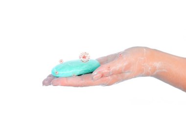 Beyaz arka planda izole edilmiş kırmızı korona virüsü olan ellerini sabunla yıka. Coronavirus önleyici el hijyeni. Corona Virüsü sık sık ellerini temizleyerek salgın hastalıktan korunuyor..