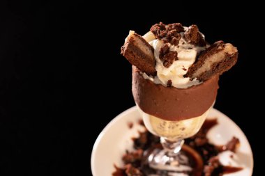 Siyah arka planda bardakta lezzetli bir milkshake.